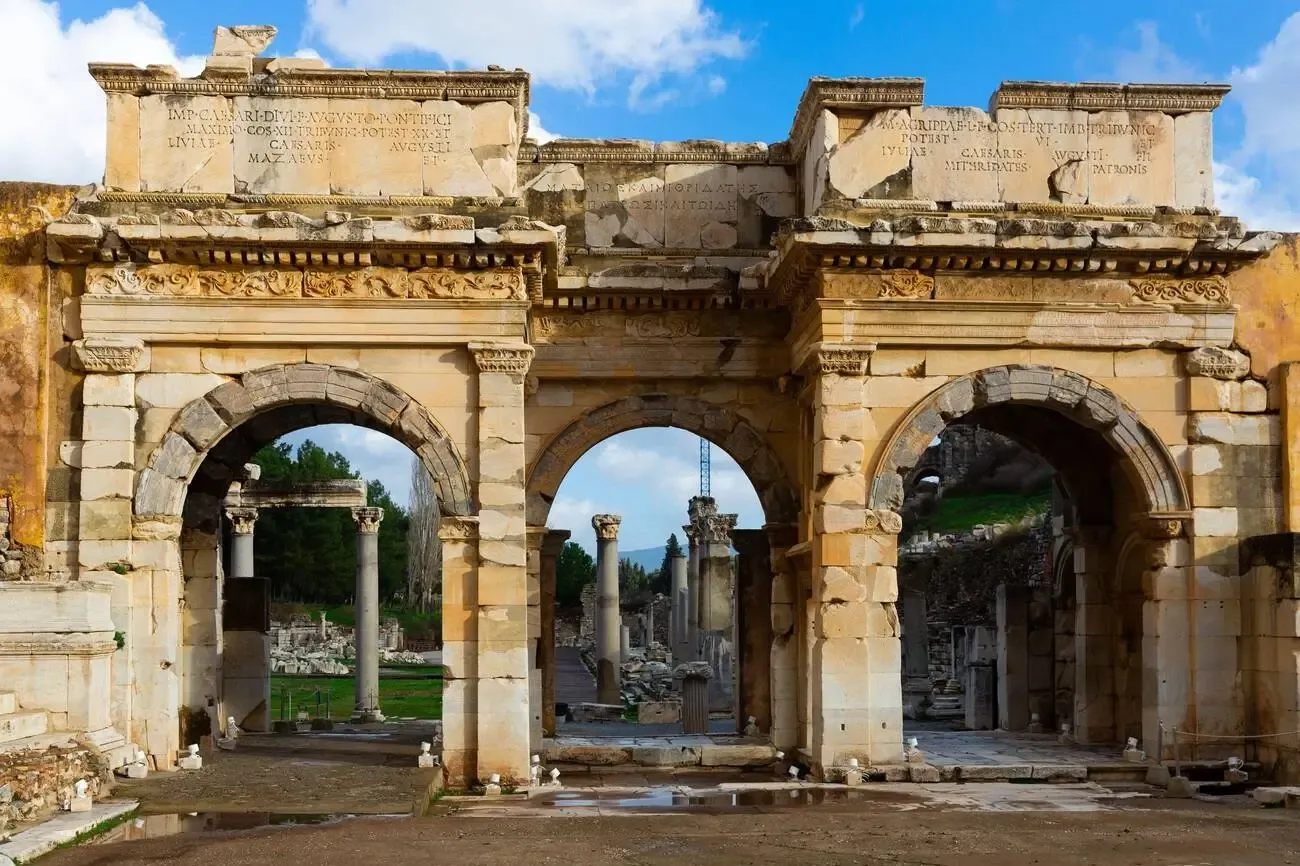 The Mazeus-Mithridates Gate: A Tribute to Augustus