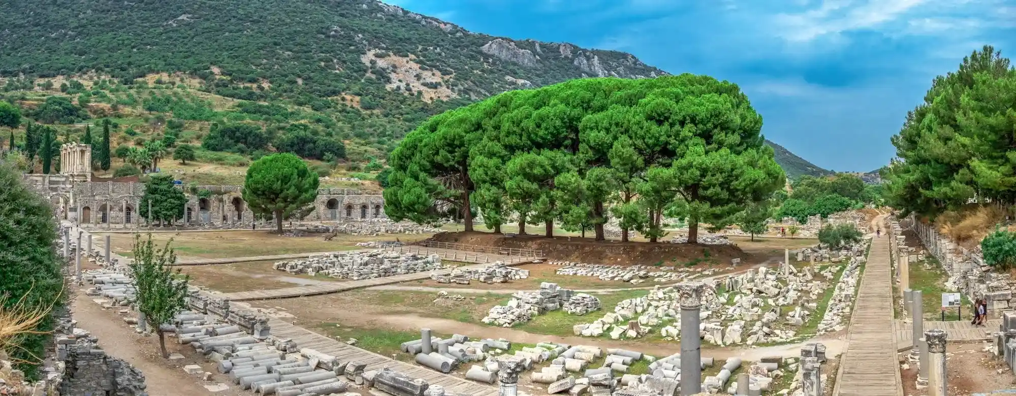 Efes Kalıntılarını Keşfetmek: Ziyaret Edilecek En &Ouml;nemli Tarihi Alanlar